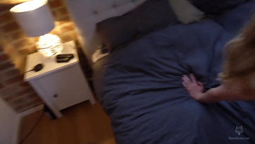 Lehúztam a csajom kerek seggéről a farmernadrágot és belógattam a pöcsömet a trimmelt pinájába