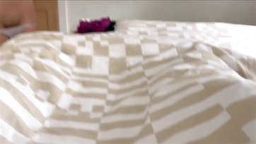 A cuki mostohahúgocskám félmeztelenül bemászott az ágyamba és elkezdett maszturbálni