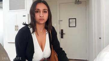 A hatalmas cicikkel megáldott kolleganőm nemet mondott a gumira, amikor dugásra került sor