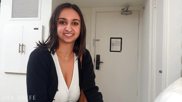 A hatalmas cicikkel megáldott kolleganőm nemet mondott a gumira, amikor dugásra került sor