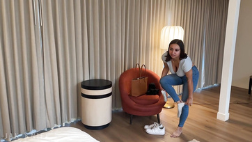 A hatalmas cicikkel megáldott kolleganőm nemet mondott a gumira, amikor dugásra került sor