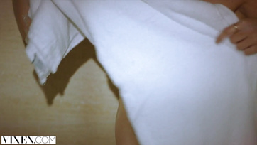 Szaftos puncival félpucéran várta haza a jóképű gazdag pasiját a szőkehajú szépség