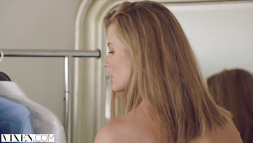 Szaftos puncival félpucéran várta haza a jóképű gazdag pasiját a szőkehajú szépség