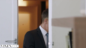 Szaftos puncival félpucéran várta haza a jóképű gazdag pasiját a szőkehajú szépség