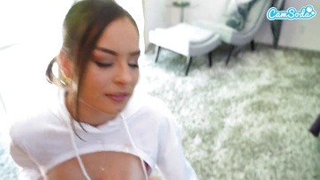 Titokban belógattam a kőkemény dákómat a cuki mostoha húgom puncijába miközben rajta volt a VR szemüveg