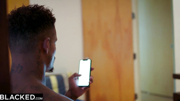 A szexmániás fehér csajszi összes lyukacskáját megkefélték a nagyfarkú néger férfiak