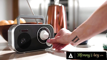 Naughty Milf Mom Ditches the Apron and Lets Stepson Have a Peek