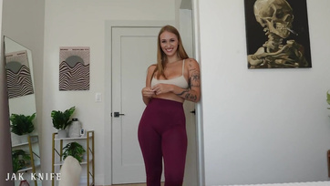 A nagymellű mostoha húgom bejött a szobámba és leggingsben kezdte el szopni a megduzzadt farkamat