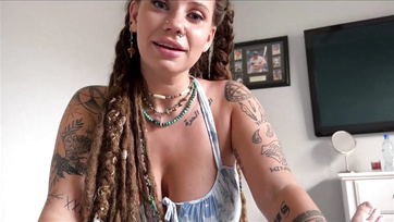 Nem ellenkeztem amikor a nagycsöcsű hippi mostohanővérem meztelenül akart megmasszírozni