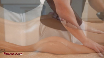 A profi masszőr pontosan tudja hogyan kell megspricceltetnie a dögös kliense meseszép puncikáját