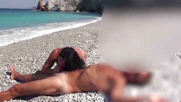 Megkívánta a tengerparton maszturbáló ismeretlen férfi méretes péniszét a pajkos milf háziasszony