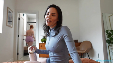 A mostohaanyukám is be akart szállni buliba miután meglátta hogy a barátnője a farkamat cumizza