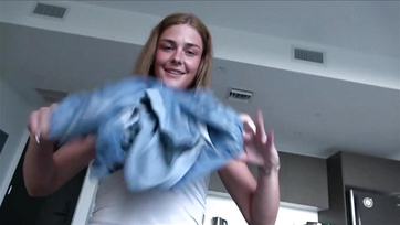 Viszonyom lett a bájos mostohahúgommal miután rajtakapott a fürdőben erektált farokkal