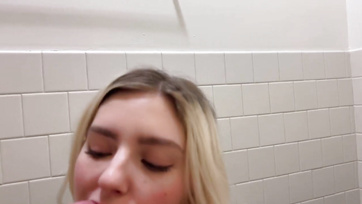 Egy ismeretlen fiú megbaszott a kocsma mellékhelységében és egy hatalmasat spriccelt az arcomra