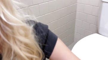 Egy ismeretlen fiú megbaszott a kocsma mellékhelységében és egy hatalmasat spriccelt az arcomra