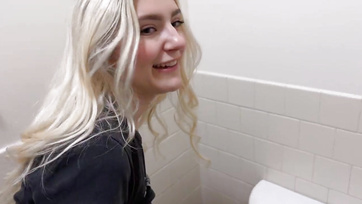 Egy ismeretlen fiú megbaszott a kocsma mellékhelységében és egy hatalmasat spriccelt az arcomra