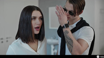 A helyes 18 éves diák fiú kihasználta a lehetőséget és jól megbaszta a combfixes tanárnőjét