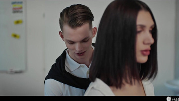 A helyes 18 éves diák fiú kihasználta a lehetőséget és jól megbaszta a combfixes tanárnőjét