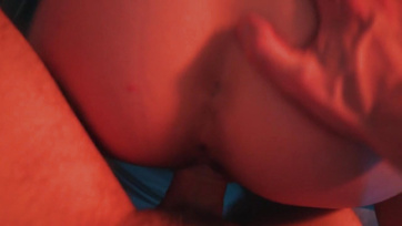 A lakótársa faszát szopta a német tinilány miközben a leszbi barátnője felcsatolható műfasszal kefélte a lyukát