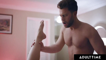 Letámadta a nagycsöcsű szukás hölgyike a jóképű férjét és lenyomtak egy romantikus menetet