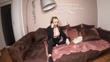 A szexmániás szőke leányzó bekapta a lakótársa farkát miközben a pasijával beszélgetett a telefonon