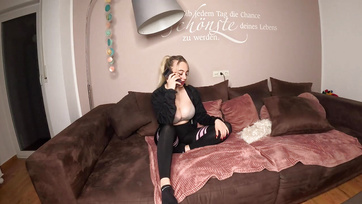 A szexmániás szőke leányzó bekapta a lakótársa farkát miközben a pasijával beszélgetett a telefonon