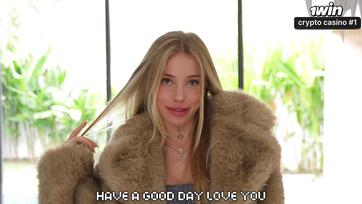 A szexi mostohaanyám kihívott a nappaliba és miután megnyomkodtam a lábfejét, rámászott a farkamra