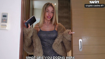 A szexi mostohaanyám kihívott a nappaliba és miután megnyomkodtam a lábfejét, rámászott a farkamra