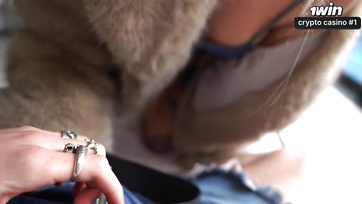 A szexi mostohaanyám kihívott a nappaliba és miután megnyomkodtam a lábfejét, rámászott a farkamra