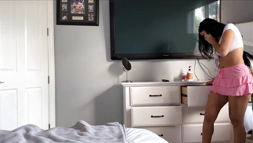 Az együttalvás után reggel odanyomtam az álló farkamat a meztelen mostohahúgom popójához