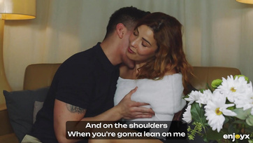 Az első randin engedte a helyes pasinak a cuki latinamerikai leányzó hogy felhúzza a farkára