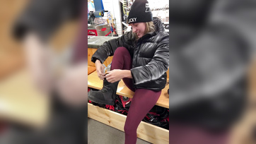 Síelés után dugta seggbe a gyönyörű természetes mellű amatőr leányzót a szerencsés pasija