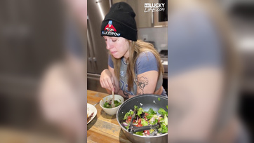 Síelés után dugta seggbe a gyönyörű természetes mellű amatőr leányzót a szerencsés pasija