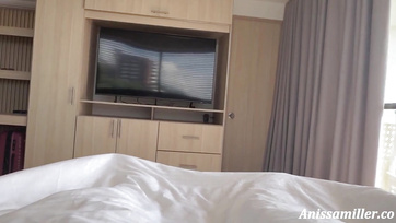 A kerekseggű latina mostohaanyuci szexi jelmezben lepte meg a fiacskáját karácsony reggelén