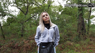 Elcsalta a kerekseggű 18 éves csajszit az első szexcastingjára és megkettyintette a nedves punciját