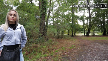 Elcsalta a kerekseggű 18 éves csajszit az első szexcastingjára és megkettyintette a nedves punciját