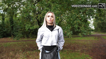 Elcsalta a kerekseggű 18 éves csajszit az első szexcastingjára és megkettyintette a nedves punciját