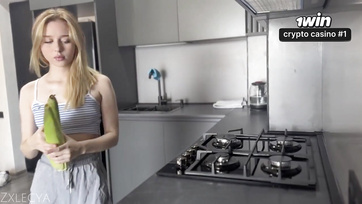 A cuki mostohahúgicám rajtakapott önkielégítés közben, de aztán felajánlotta a segítségét