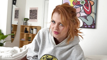 Becsúszott az erektált farkam a szexis munkatársnőm pinácskájába miután összebújtunk az ágyban