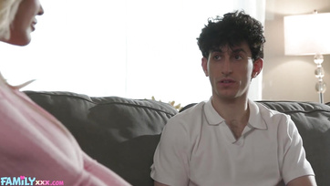 A kerekseggű kiéhezett anyucinak a mostohafia méretes farkának köszönhetően sikerült elélveznie