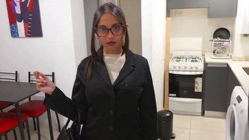 Odalógatta az álló faszát a szexi ingatlanügynök csajnak ahelyett hogy fizetett volna az albérletért