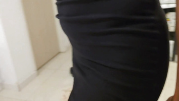 Odalógatta az álló faszát a szexi ingatlanügynök csajnak ahelyett hogy fizetett volna az albérletért