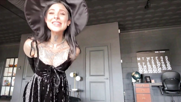 Levetkőzött a szexi széttetovált boszorka és szájjal kezdte el kényeztetni a mostohafivére faszát