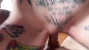 Levetkőzött a szexi széttetovált boszorka és szájjal kezdte el kényeztetni a mostohafivére faszát