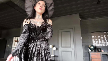 Levetkőzött a szexi széttetovált boszorka és szájjal kezdte el kényeztetni a mostohafivére faszát