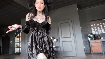 Levetkőzött a szexi széttetovált boszorka és szájjal kezdte el kényeztetni a mostohafivére faszát