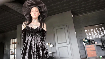 Levetkőzött a szexi széttetovált boszorka és szájjal kezdte el kényeztetni a mostohafivére faszát