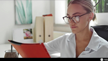 Amikor megáll az idő - Te is megdugtad volna a csinos miniszoknyás csajszit az irodában?