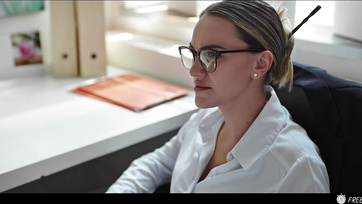 Amikor megáll az idő - Te is megdugtad volna a csinos miniszoknyás csajszit az irodában?