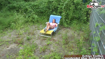 Sikerült rábeszélnie a szomszéd pasinak a dögös német feleséget hogy maszturbáljon egyet a szabadban
